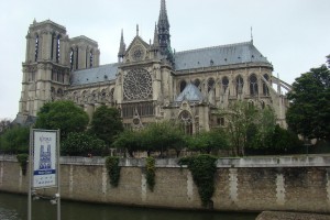 widok katedry Notre Damme od frontu