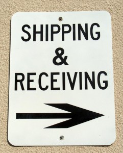 Tablica shipping and receiving ze strzałką wskazującą w prawo