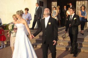 slub Justyny i Jacka ujęcie przed Kościołem